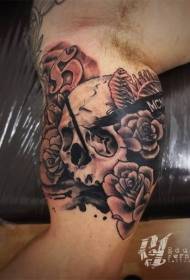 spalla tatuaggio stile vintage e tatuaggio teschio umano