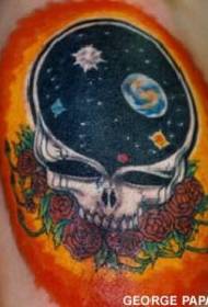 Uzorak za tetovažu ruža i lubanje u boji ramena
