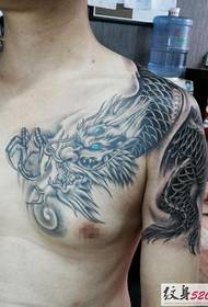 tatuaje clásico masculino dominante sobre el hombro