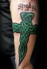 cánh tay màu xanh lá cây Celtic Cross và hình xăm chữ
