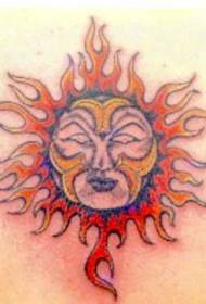 kleur gehumaniseerd zonsymbool tattoo foto