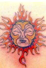 foto del tatuaggio simbolo del sole umanizzato a colori