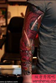 padrão de tatuagem de braço: imagem clássica de padrão de tatuagem de dragão de cor de braço