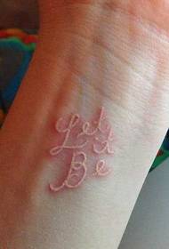 djevojka voli mali svježi uzorak tetovaža slova