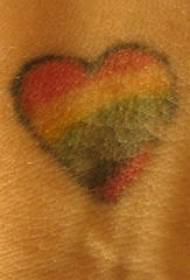 tatuaje de logotipo de amor colorido de pulso