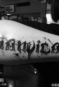 tatuagem de letra no braço