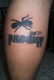 veľké čierne mravce na nohách s tetovacím vzorom na list