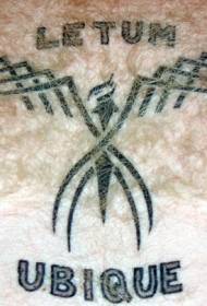 padrão de tatuagem de letra tribal preto no peito