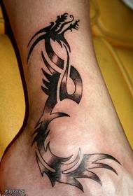 disegno del tatuaggio del drago gamba