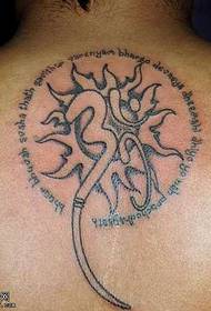 Prekrasan i lijep sanskritski uzorak tetovaže na leđima