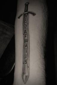 рука чорний меч і латинські татуювання візерунок