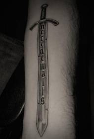 braccio spada nera e motivo tatuaggio latino