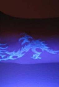 Rokas fluorescējošs pūķa tetovējums