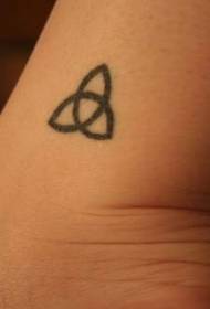 modello semplice di tatuaggio simbolo irlandese del polso