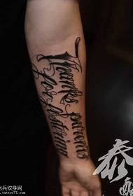 magjepsës modeli me tatuazhe me shkronja tatuazhesh