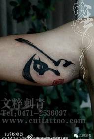 tatuaxe de caligrafía no brazo