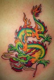 Dragón verde asiático y patrón de tatuaje de llama
