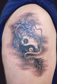 drakonas apkabino yin ir yang paskalų tatuiruotės modelį