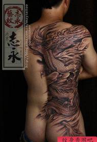 Um belo padrão de tatuagem de dragão nas costas do show de tatuagens em Pequim