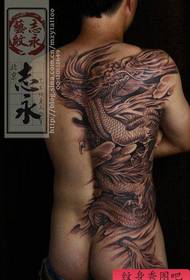 Un bellissimo disegno del tatuaggio del drago a metà schiena dallo spettacolo del tatuaggio di Pechino