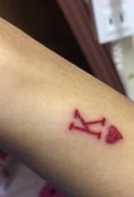 brațele băieților pe linii geometrice roșii în formă de inimă și imagini de tatuaje cu litere