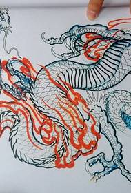 Traditionell Dragon Flame Tattoo Manuskript