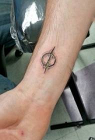 lengan lelaki pada gambar abstrak geometri hitam simbol kreatif gambar tattoo
