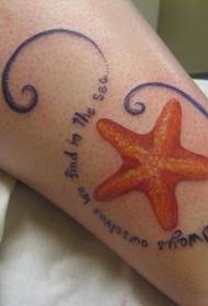 tikroviškos spalvos jūrų žvaigždė su tatuiruotės raštu