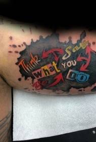 tatuaggio colorato con lettere divertenti a zampe