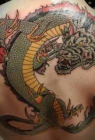 ragazzi schiena dipinta ad acquerello schizzo creativo prepotente drago totem tatuaggio immagini