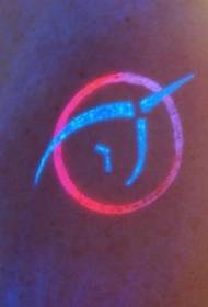 Samorog simboličen fluorescenčni vzorec tatoo