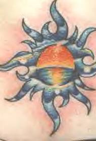uzorak tetovaža simbola sunca u boji