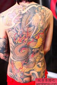 jongens vonden het tatoeagepatroon van de draak in de hele rug leuk