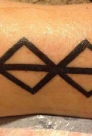 tyttö vasikka mustalla viivalla geometrinen elementti symboli tatuointi kuva