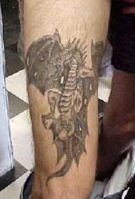 model de tatuaj cu pterozaur negru al coapsei