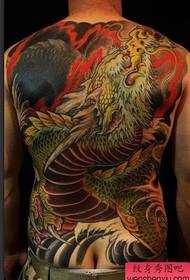 populiarus ir gražus tradicinis pilno nugaros drakono tatuiruotės modelis