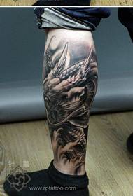Manliga ben är populära med det populära korsbenen dragon tatuering mönster