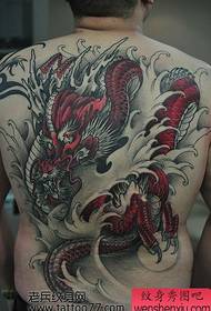 ai ragazzi piace il modello di tatuaggio del drago con la schiena piena