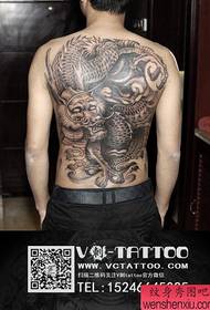 männliche Rückseite super hübsch voll zurück Schwarz-Weiß-Drachen Tattoo-Muster