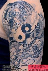o imagine Frumos braț brat și tigru luptă model de tatuaj
