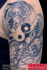 pictiúr Dragon lámh dathúil agus patrún tattoo troda tí