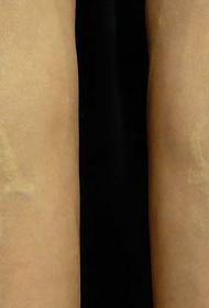 modello di tatuaggio lettera inchiostro bianco