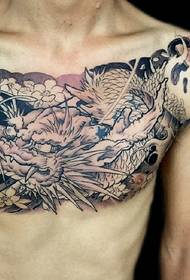 un tatuaj puternic de dragon pe pieptul bărbaților
