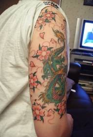 Узорак тетоважа змаја и цвећа на руку