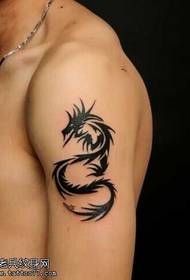 Il braccio è un modello di tatuaggio totem di drago molto personale