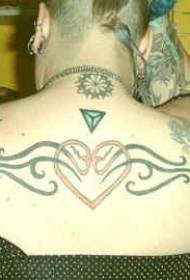 Símbolo tribal de cor de ombro e padrão de tatuagem de amor