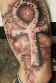 grande tatuaggio egiziano in stile marrone intagliato a pietra