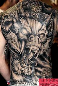 et dominerende fuld ryg dragon tatoveringsmønster