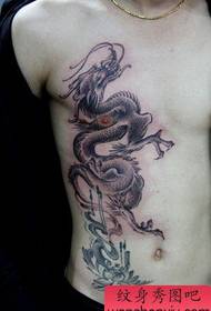 чоловік перед красивим малюнком чорнила малювання татуювання дракона