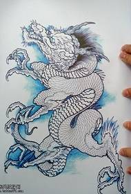 motif de tatouage dragon jambe fleur